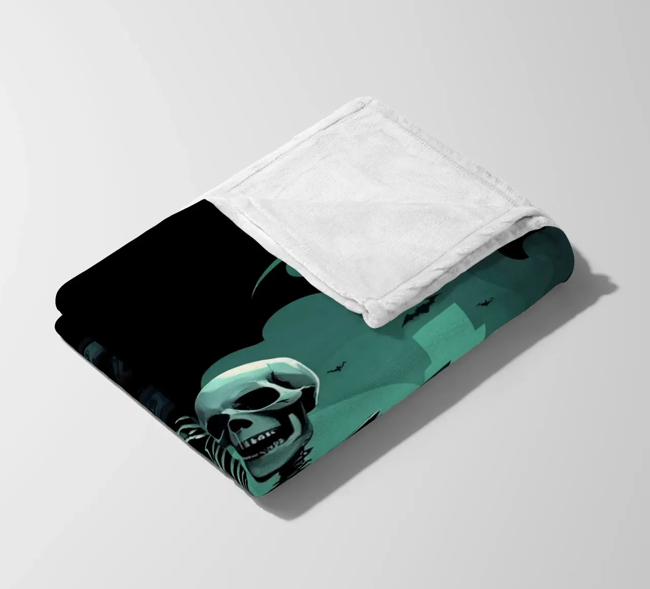Ein Skelett sitzt in gespenstischer Atmosphäre zwischen alten Kassettenbändern Fleecedecke von DesignDoodle