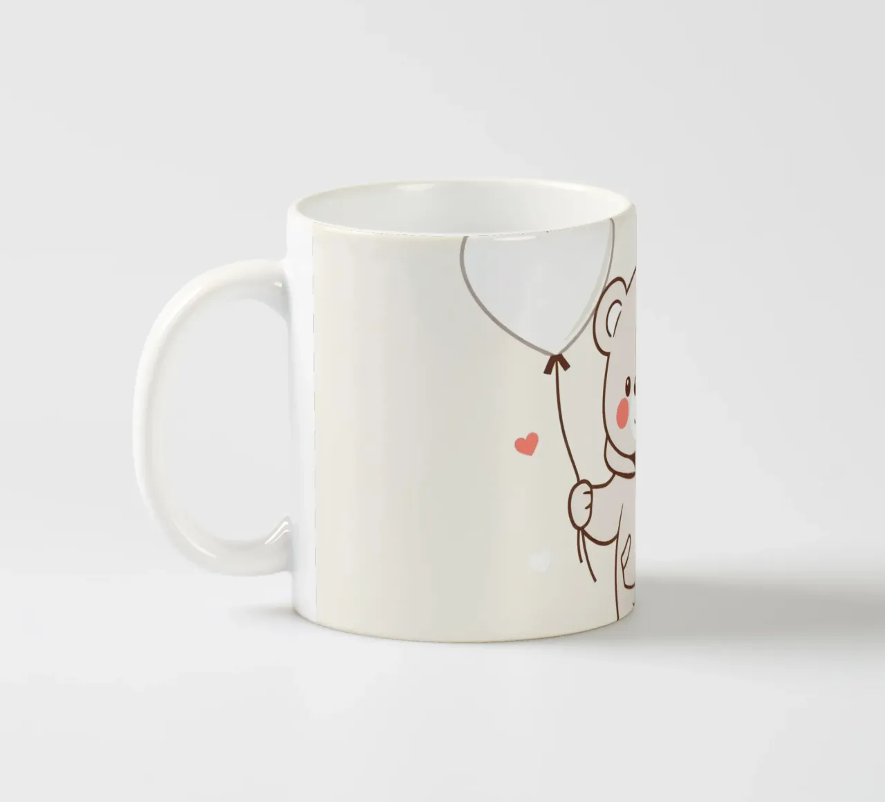 Simpatico orso che tiene in mano palloncini a forma di cuore tazza in ceramica da DesignDoodle