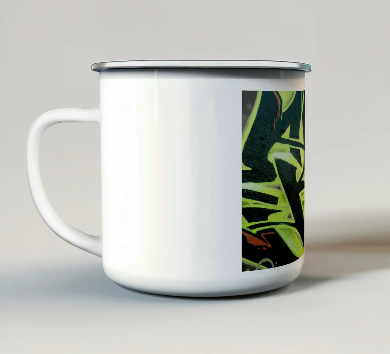 Green Graffiti tazza in smalto da Flo Klein
