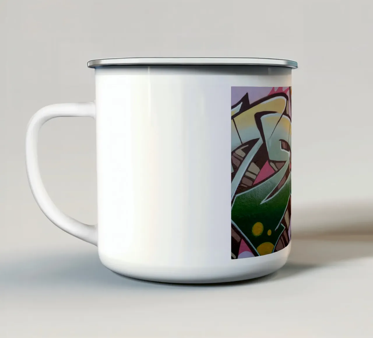 Graffiti E tazza in smalto da Flo Klein