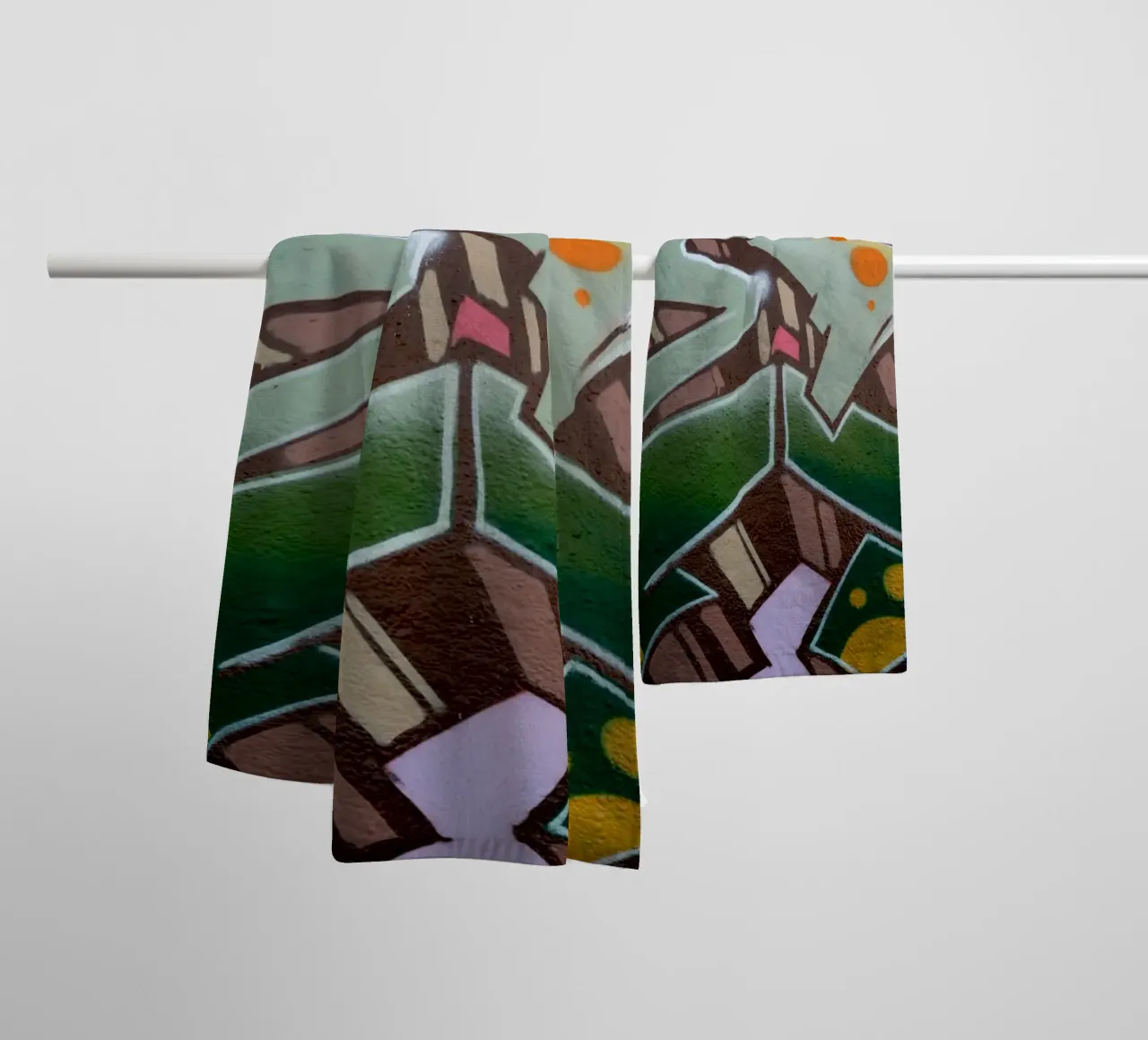 Graffiti E badhanddoek van Flo Klein