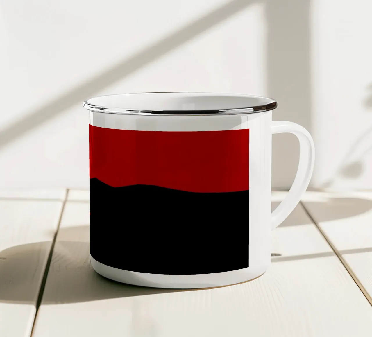 Un tramonto vibrante proietta un bagliore rosso su un sentiero tortuoso tazza in smalto da DesignDoodle