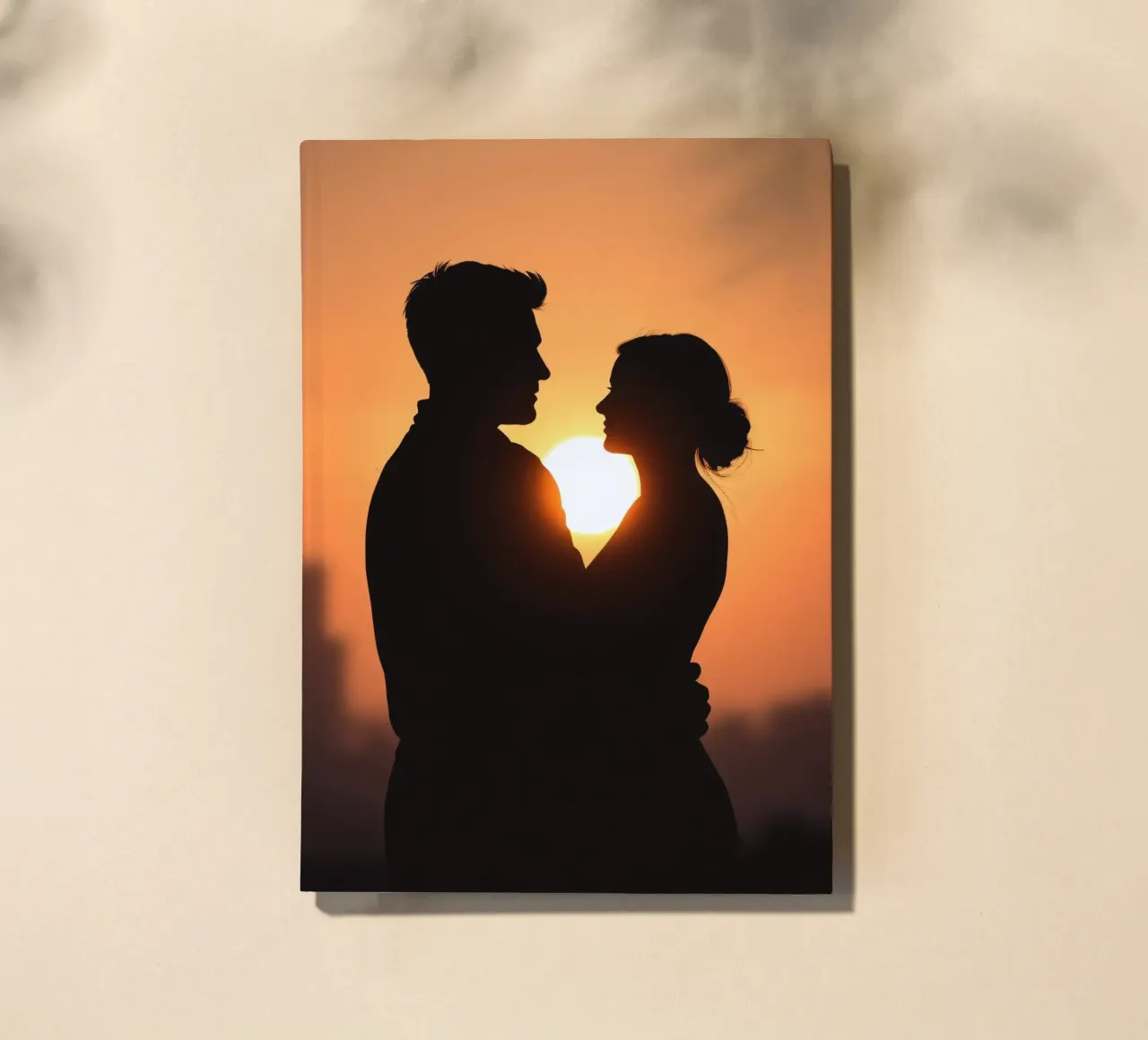 Una pareja se abraza durante una puesta de sol silueteada cuaderno de DesignDoodle
