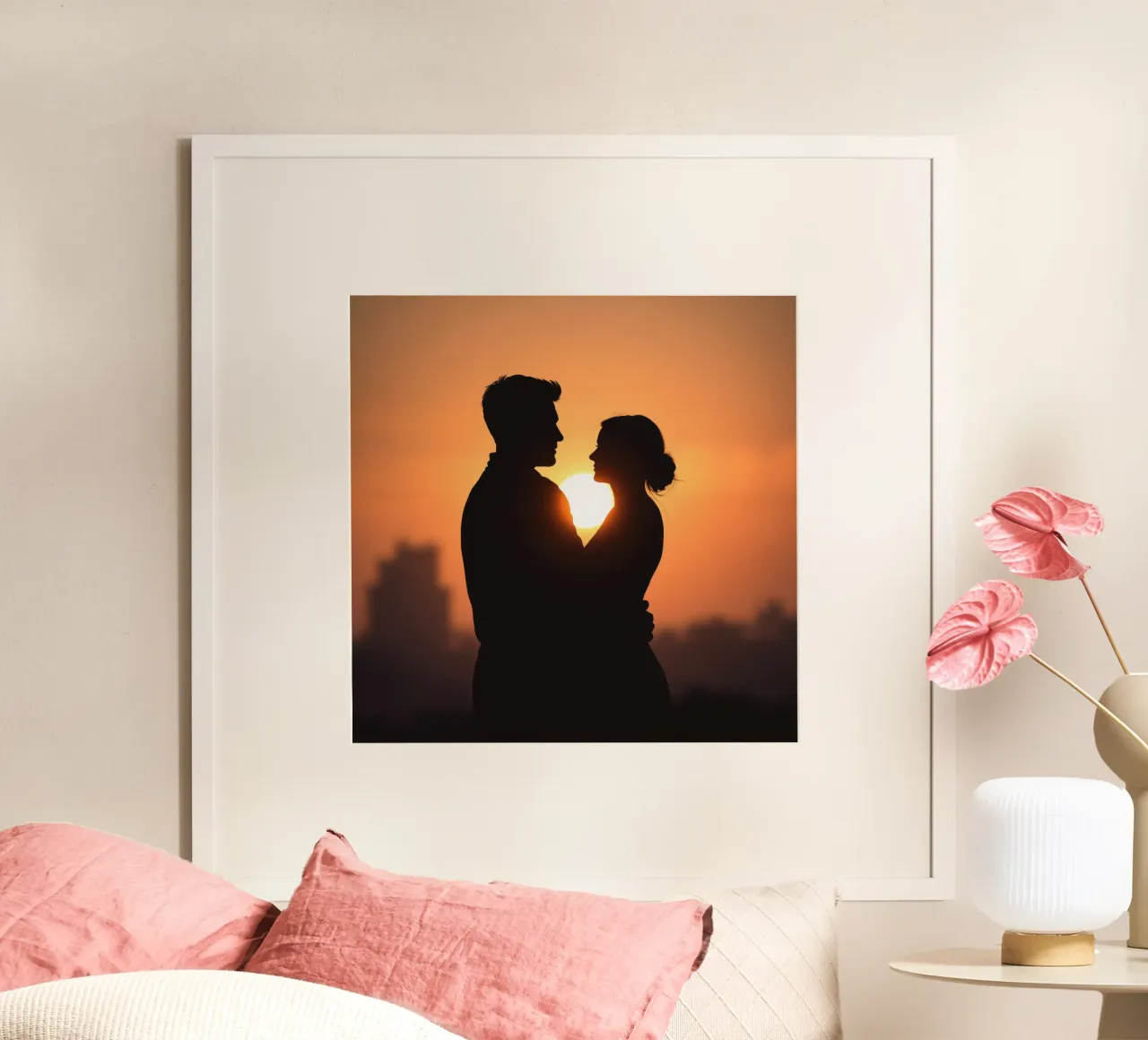 Una coppia si abbraccia durante un tramonto con la sagoma di un poster da DesignDoodle