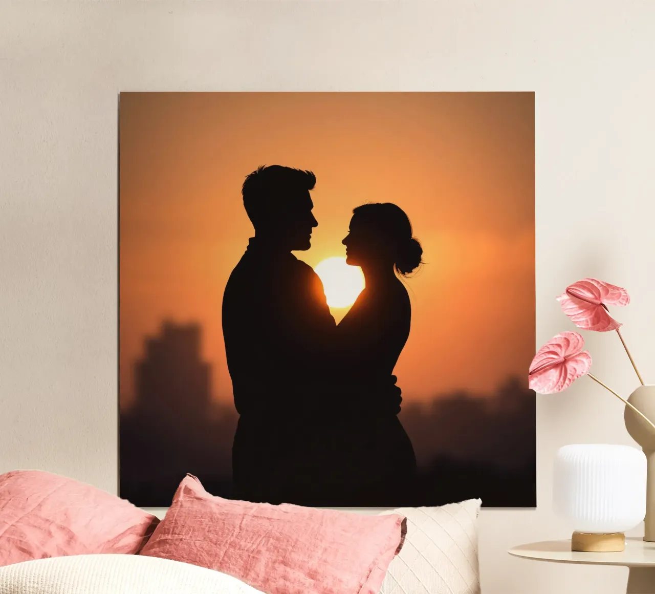 Una coppia si abbraccia durante un tramonto con la sagoma di un poster da DesignDoodle