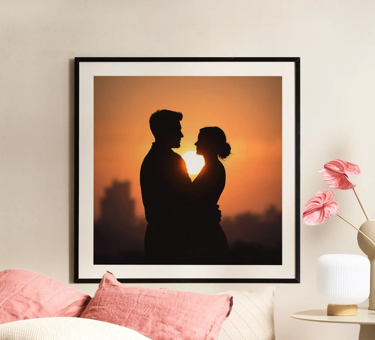 Una coppia si abbraccia durante un tramonto con la sagoma di un poster da DesignDoodle