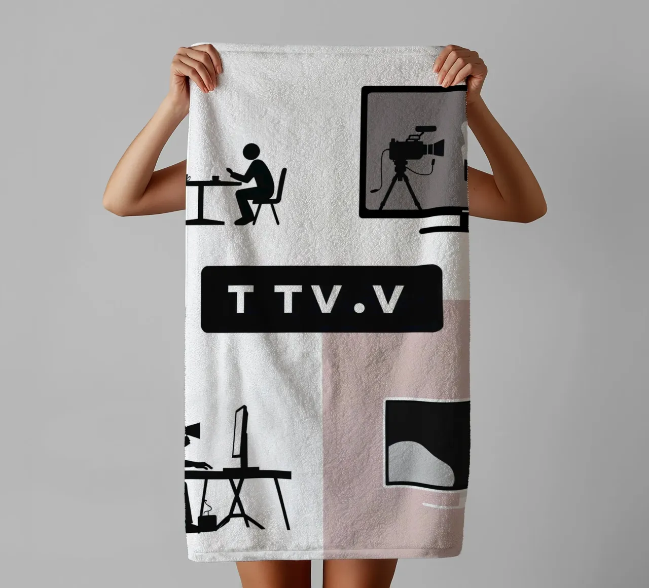 Creatieve samenwerking en videoproductie in een moderne werkomgeving badhanddoek van DesignDoodle