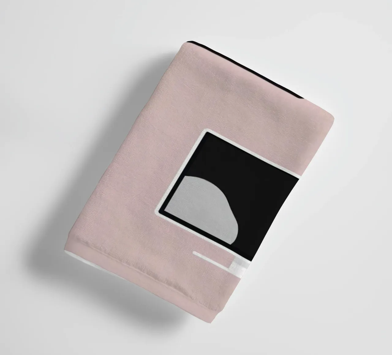 Creatieve samenwerking en videoproductie in een moderne werkomgeving badhanddoek van DesignDoodle