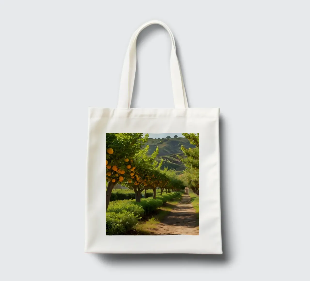 aranceto con alberi rigogliosi e un sentiero illuminato dal sole borsa in juta da DesignDoodle