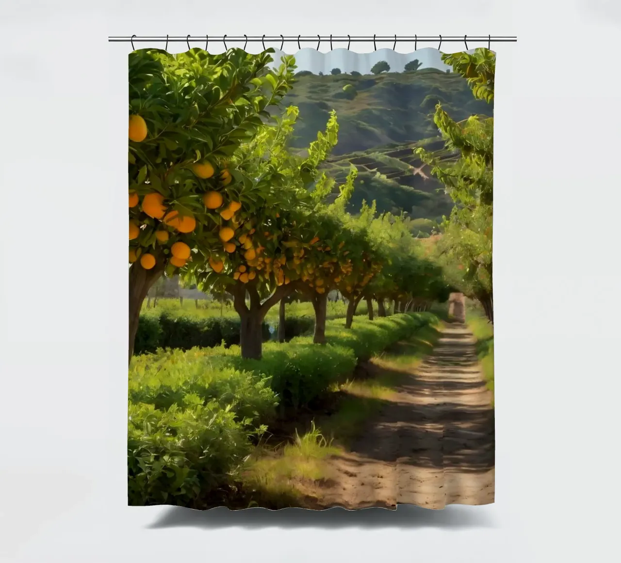 aranceto con alberi rigogliosi e un sentiero illuminato dal sole tenda da doccia da DesignDoodle
