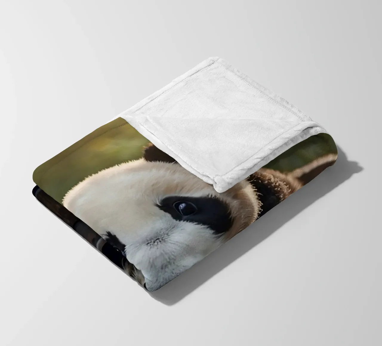 Un cucciolo di panda giocherellone siede in una botte di legno coperta in pile da DesignDoodle
