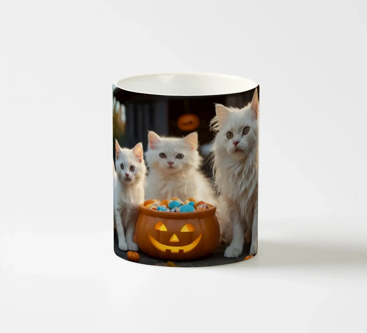 Tre soffici gattini bianchi giocano vicino a una zucca di Halloween tazza in ceramica da DesignDoodle