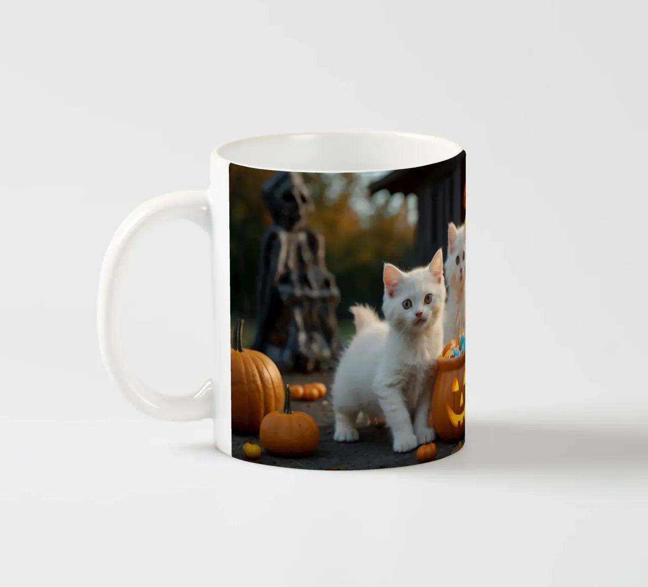Tre soffici gattini bianchi giocano vicino a una zucca di Halloween tazza in ceramica da DesignDoodle