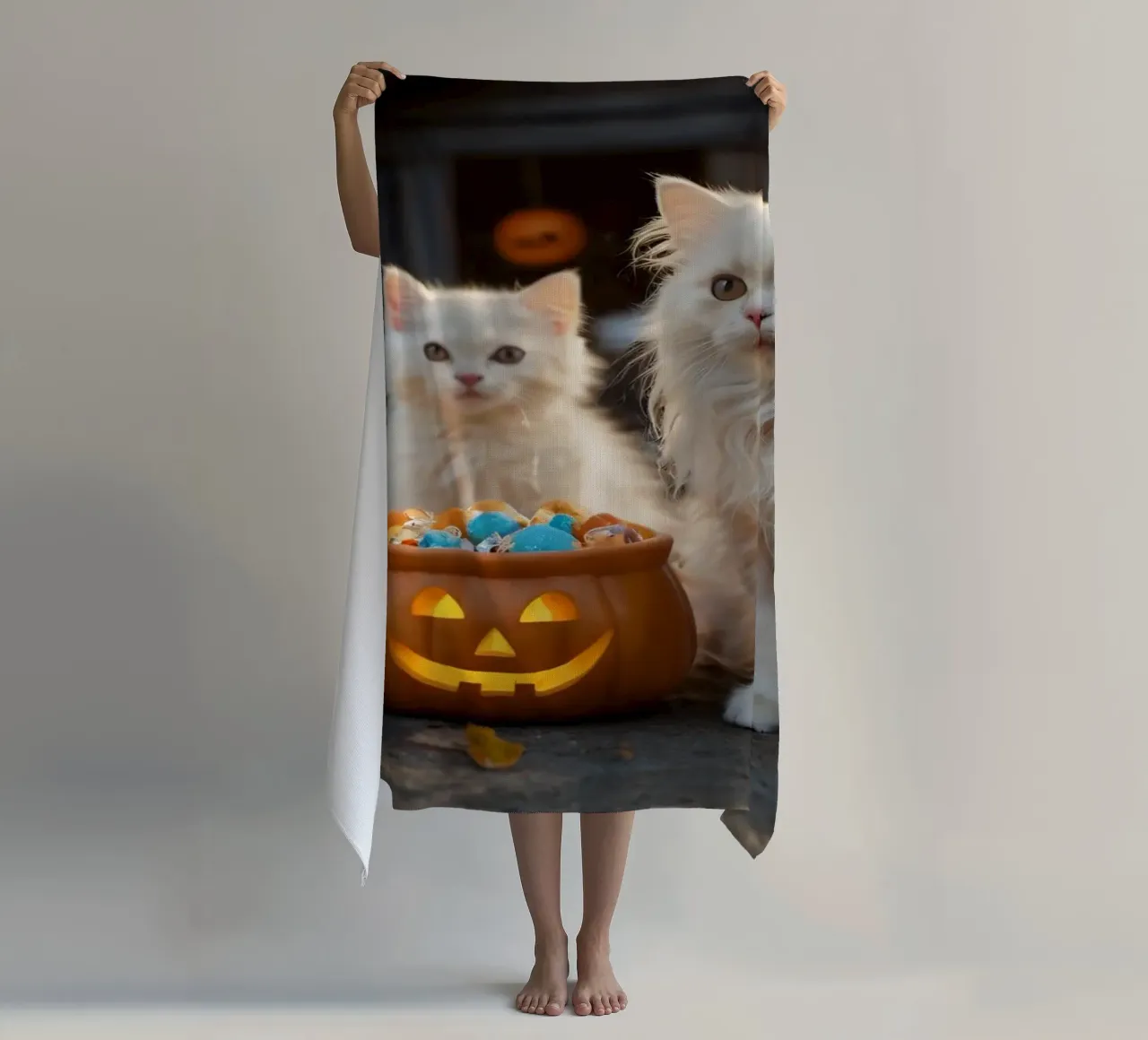 Tre soffici gattini bianchi giocano vicino a una zucca di Halloween telo mare da DesignDoodle