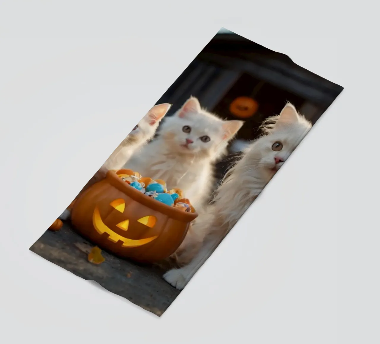 Tre soffici gattini bianchi giocano vicino a una zucca di Halloween telo mare da DesignDoodle