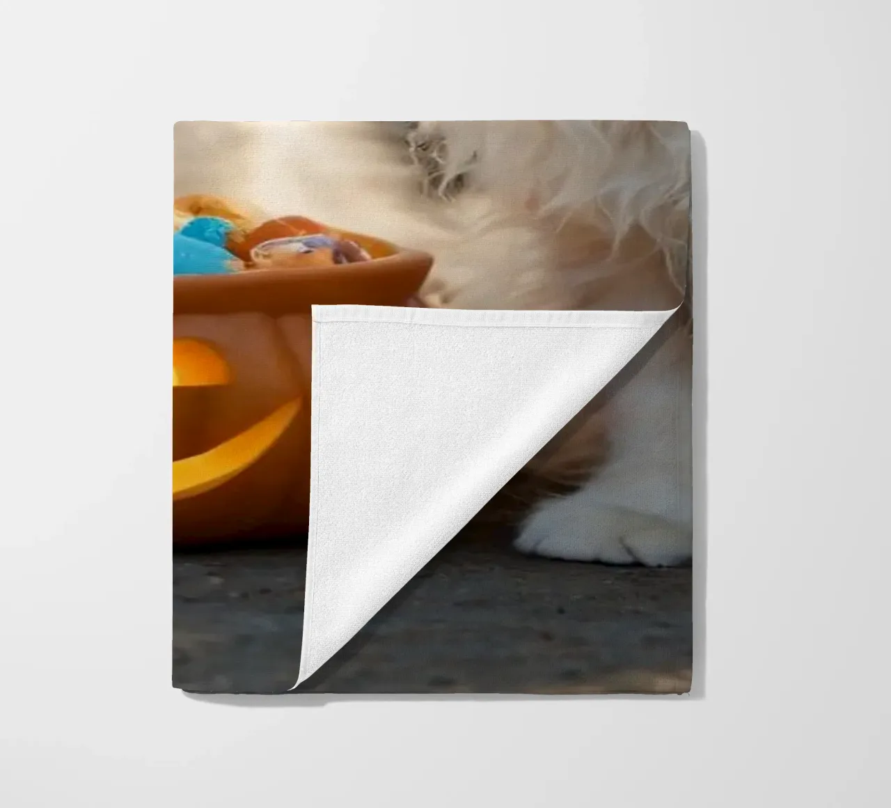 Tre soffici gattini bianchi giocano vicino a una zucca di Halloween telo mare da DesignDoodle