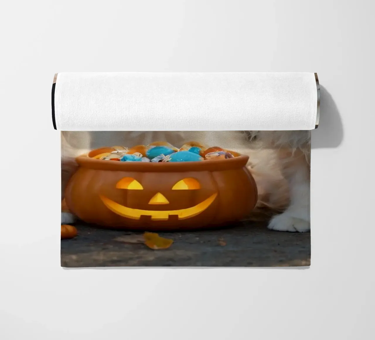 Tre soffici gattini bianchi giocano vicino a una zucca di Halloween telo mare da DesignDoodle