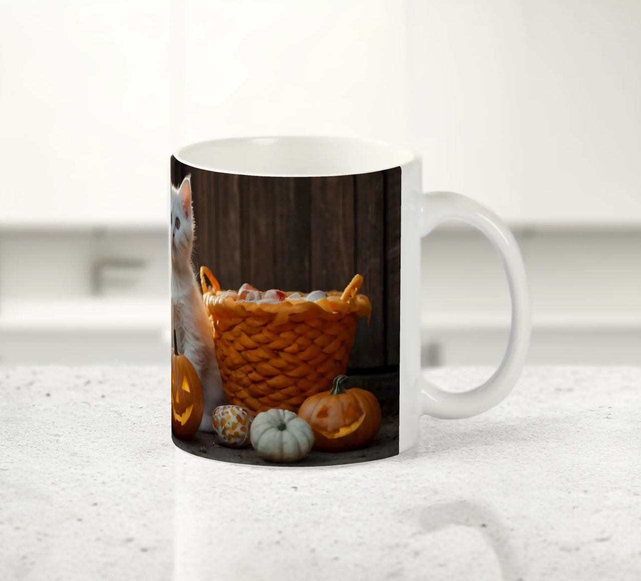 Due gattini giocherelloni accanto a zucche intagliate e a un cestino tazza in ceramica da DesignDoodle