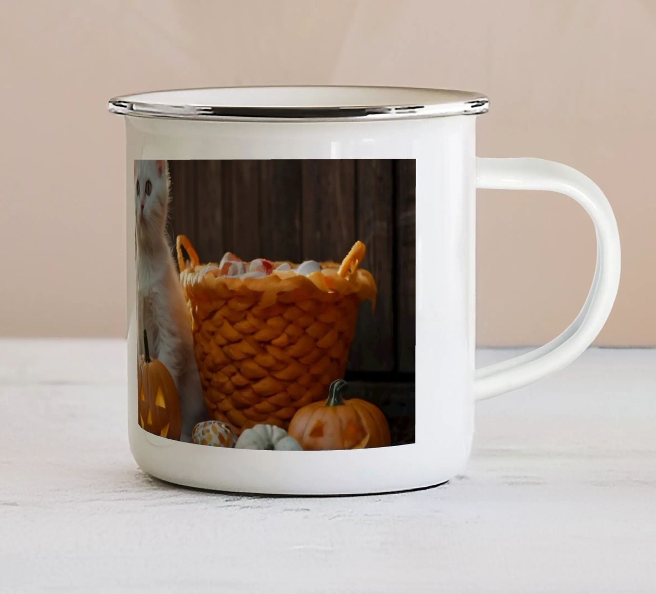 Due gattini giocherelloni accanto a zucche intagliate e a un cestino tazza in smalto da DesignDoodle