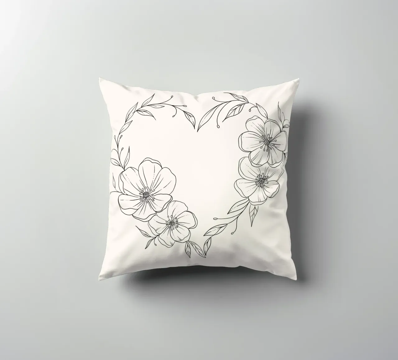 Cuore con fiori e foglie. Romantico cuscino da CalliLetters