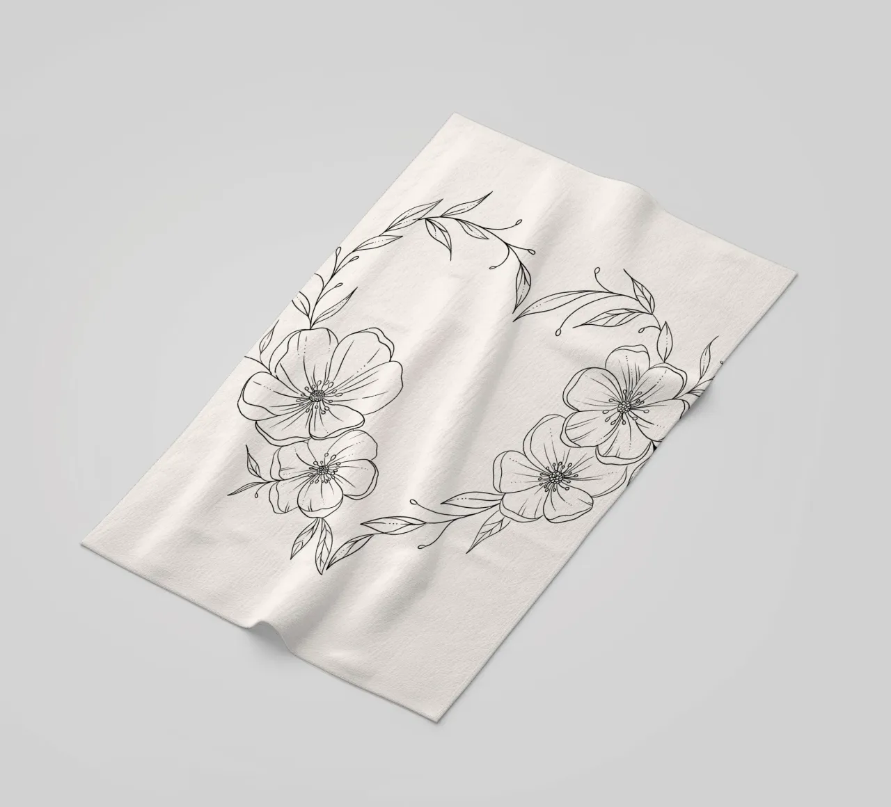 Cuore con fiori e foglie. Romantico telo mare da CalliLetters