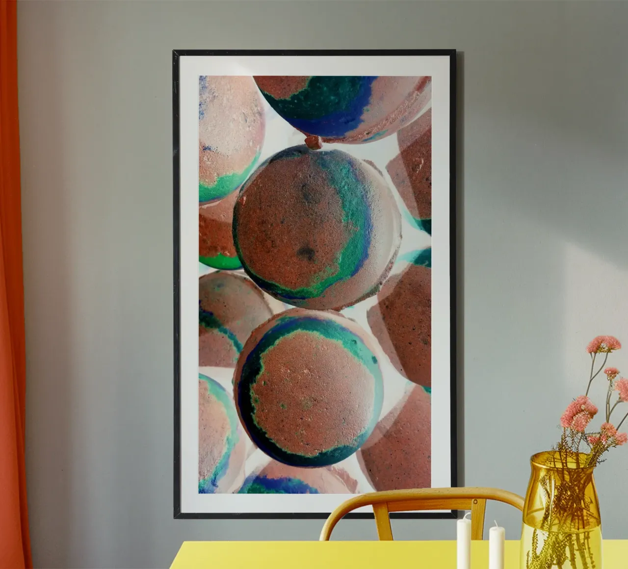 Palline arancioni poster con telaio in alluminio da Massimo Frascogna