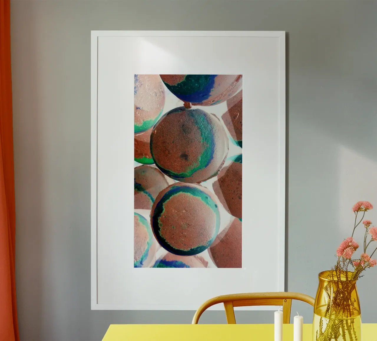 Palline arancioni poster con telaio in alluminio da Massimo Frascogna