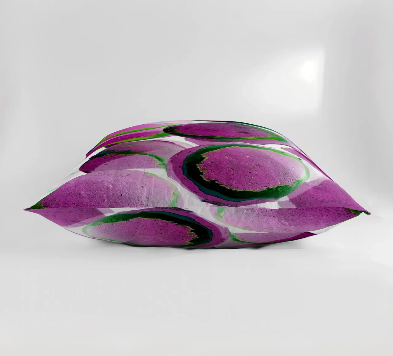 Palline viola cuscino da Massimo Frascogna
