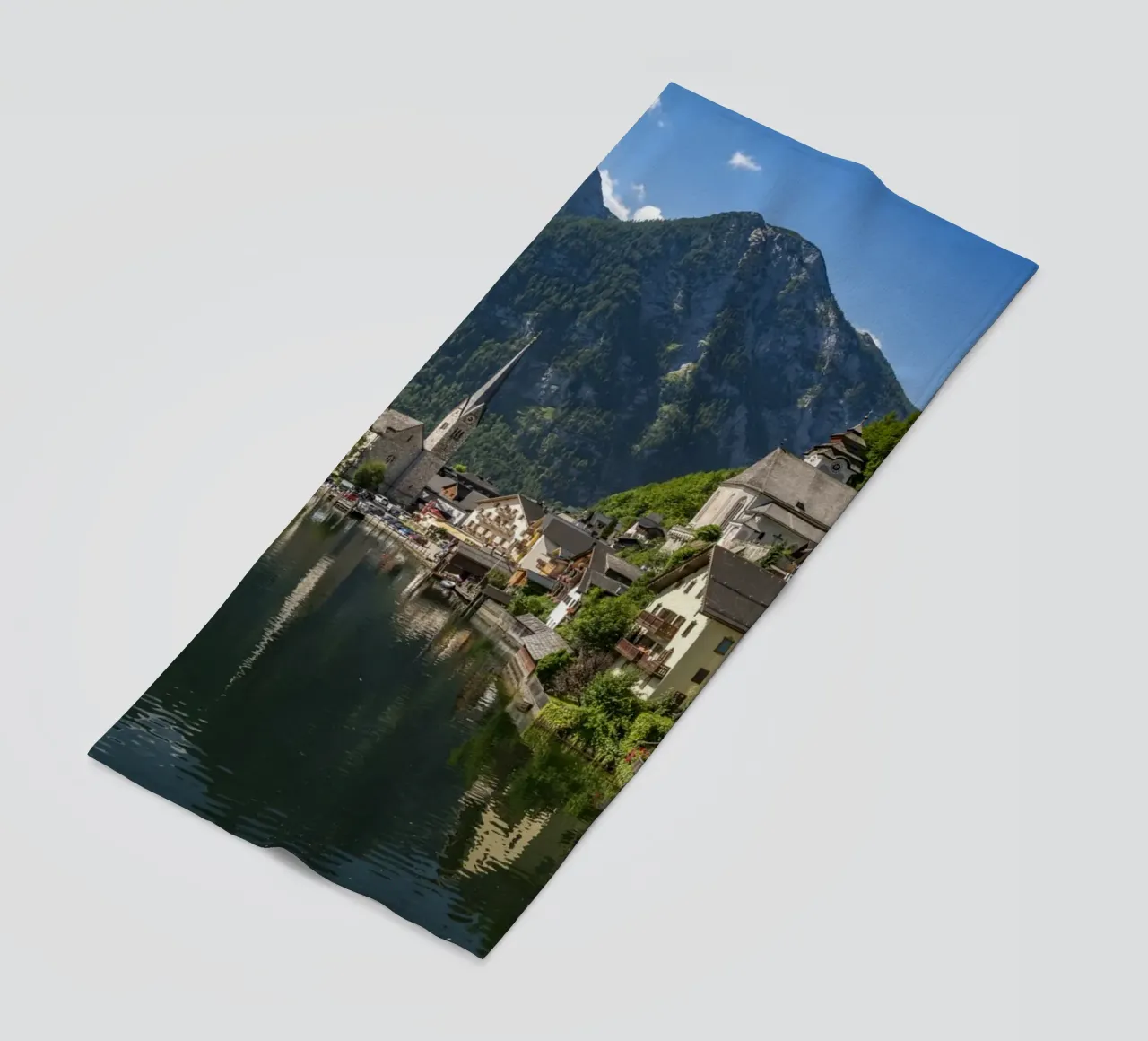 Hallstatt Österreich beach towel by Reisefotografie - Bilder aus aller Welt