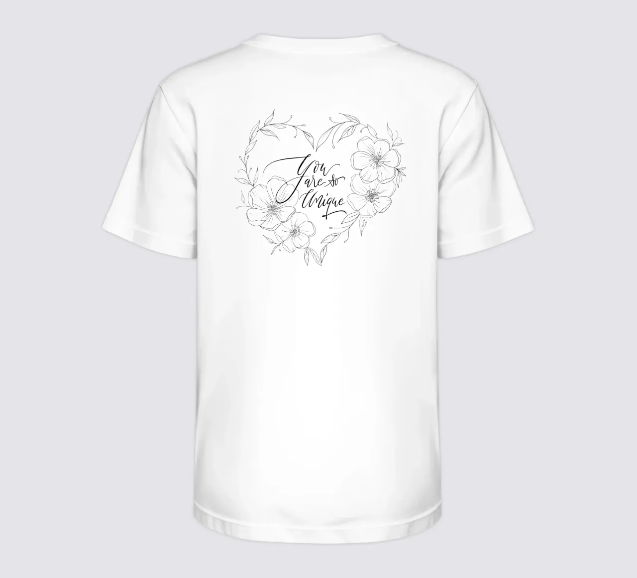 Cuore con fiori e foglie in line art. Dichiarazione d'amore. t-shirt bambini da CalliLetters