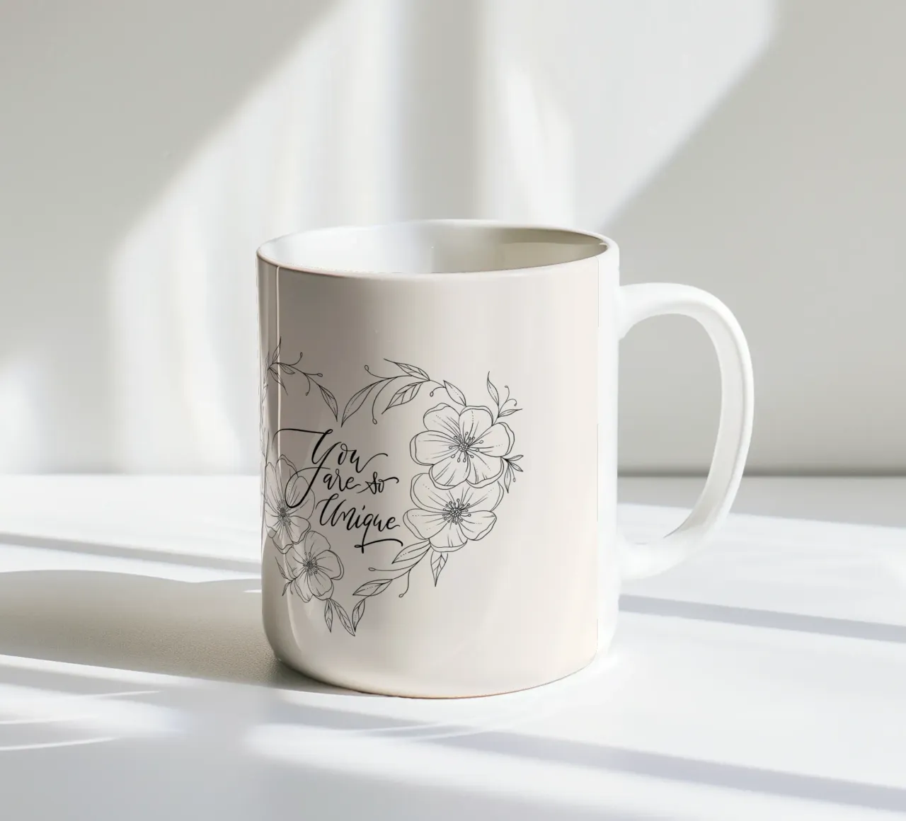 Cuore con fiori e foglie in line art. Dichiarazione d'amore. tazza in ceramica da CalliLetters
