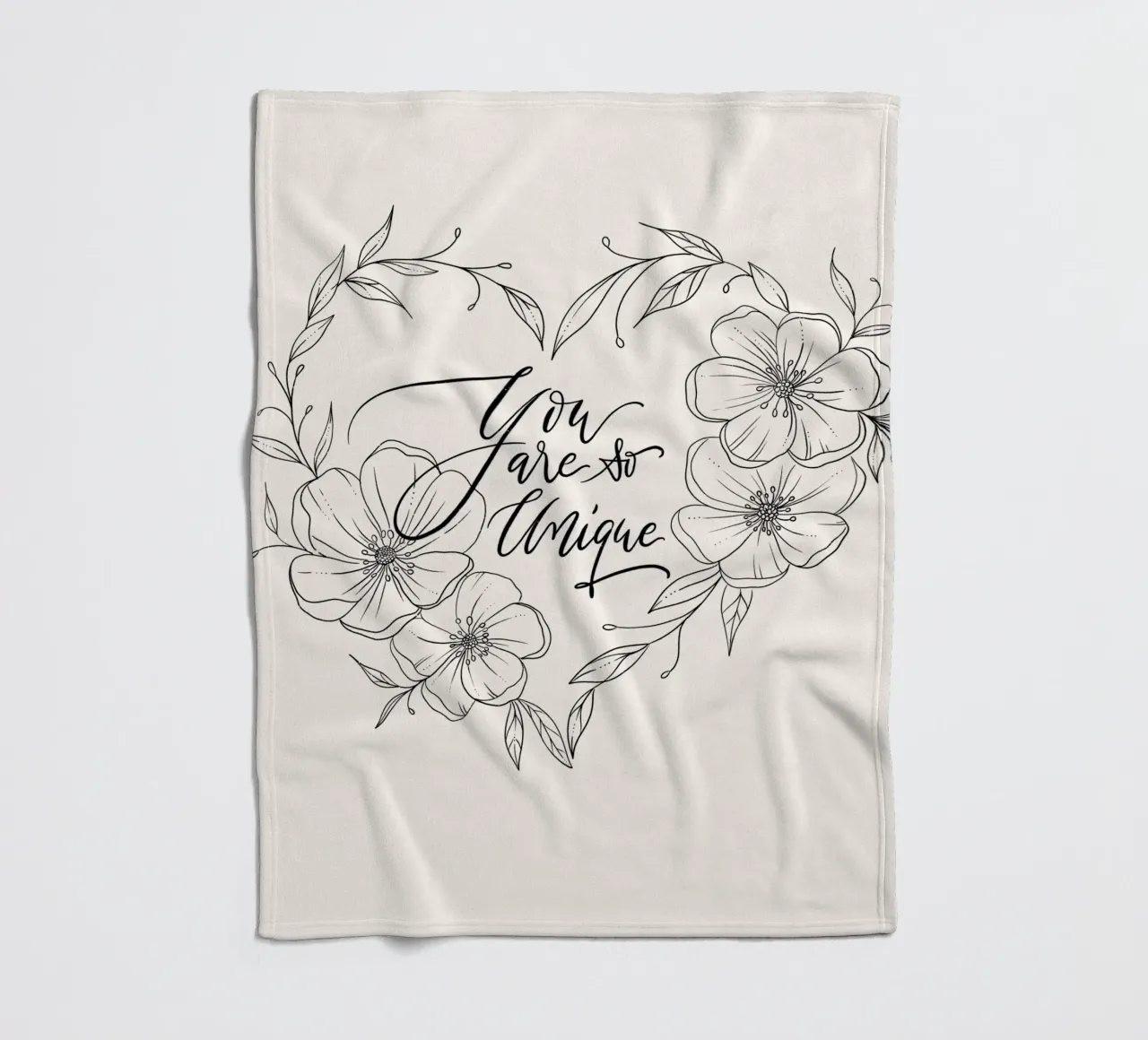 Cuore con fiori e foglie in line art. Dichiarazione d'amore. coperta in pile da CalliLetters