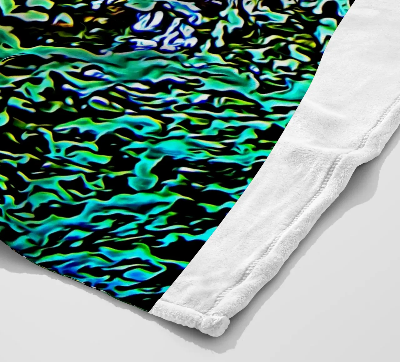 Lo squalo nero coperta in pile da Massimo Frascogna