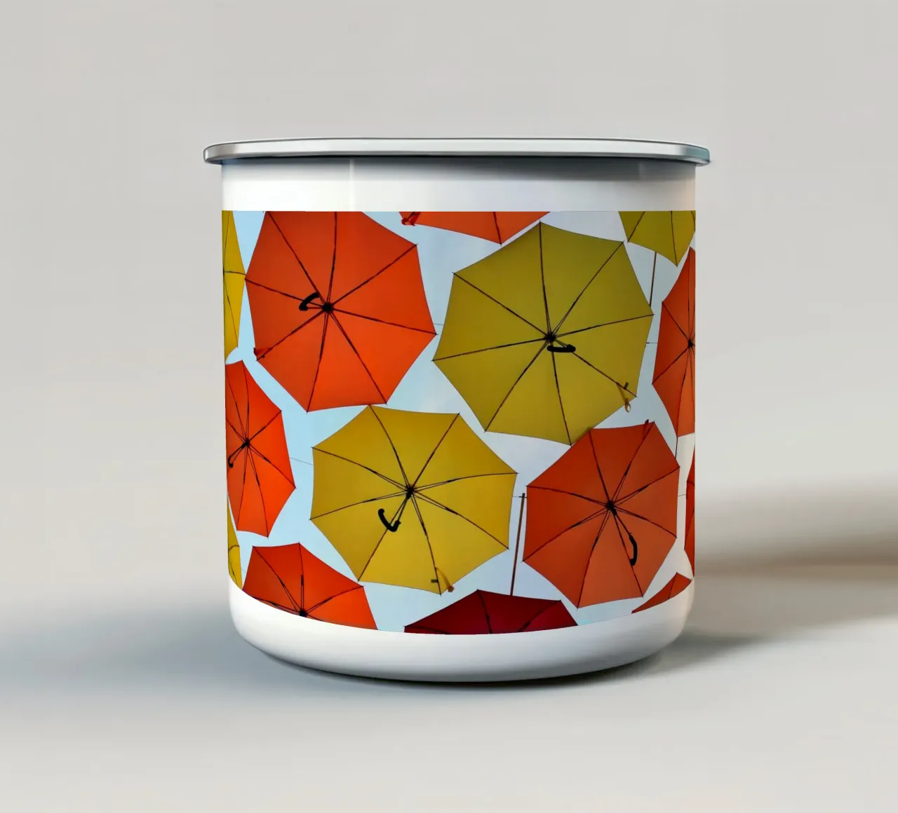 Ombrelli aperti tazza in smalto da Massimo Frascogna