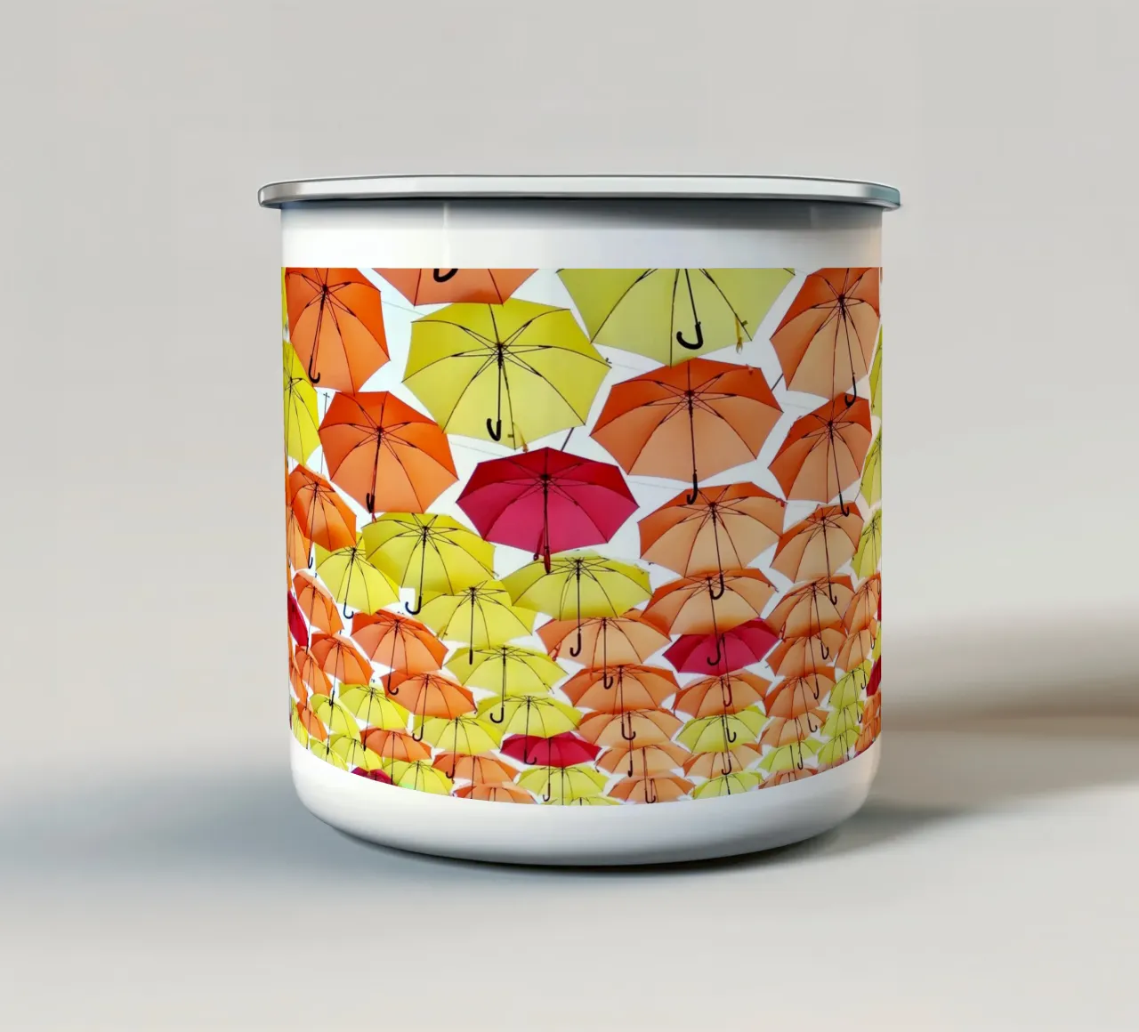 Ombrelli aperti tazza in smalto da Massimo Frascogna