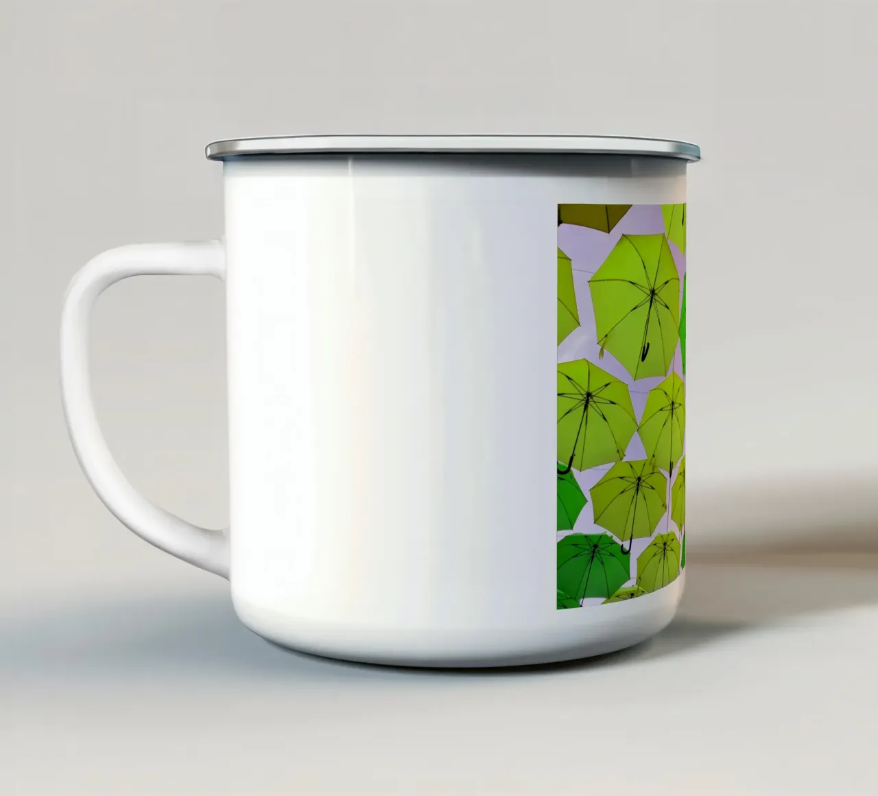 Ombrelli aperti tazza in smalto da Massimo Frascogna