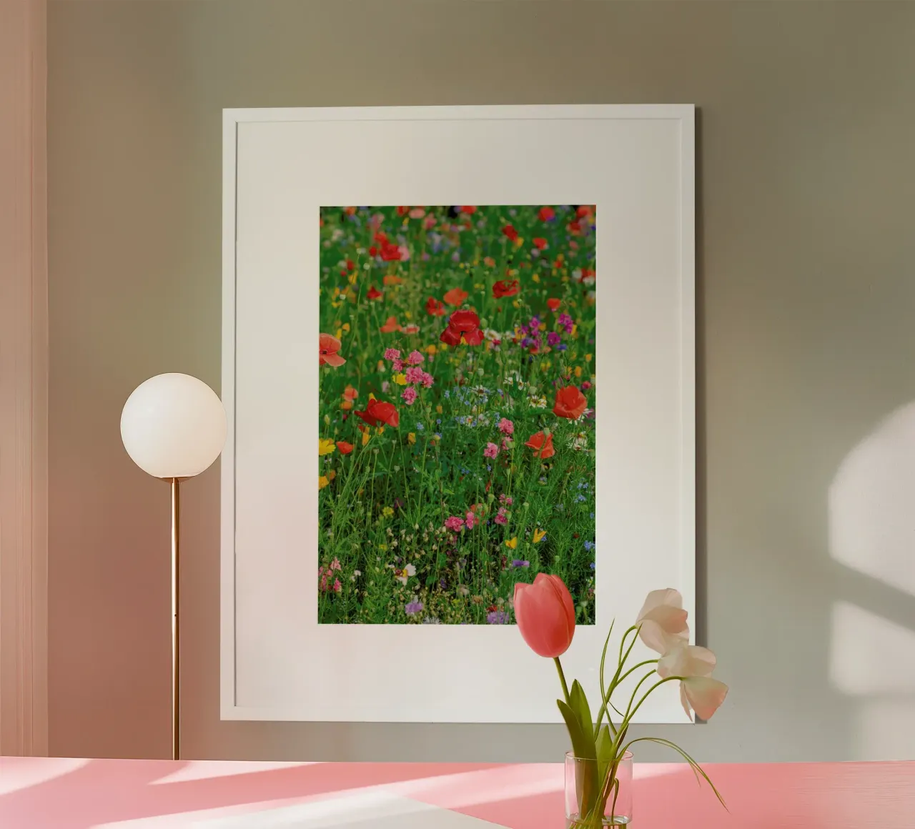 Wild Flowers Field 2 poster con telaio in legno da Curious Collections by Marielle Leenders