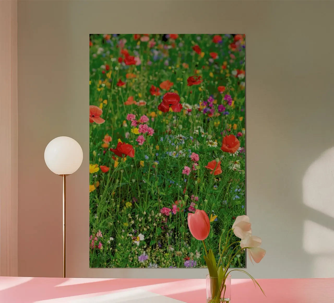 Wild Flowers Field 2 poster con telaio in legno da Curious Collections by Marielle Leenders
