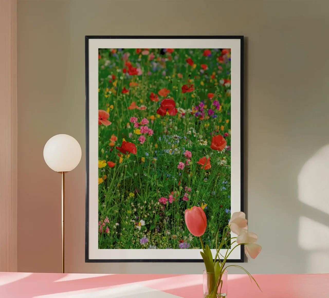 Wild Flowers Field 2 poster con telaio in legno da Curious Collections by Marielle Leenders
