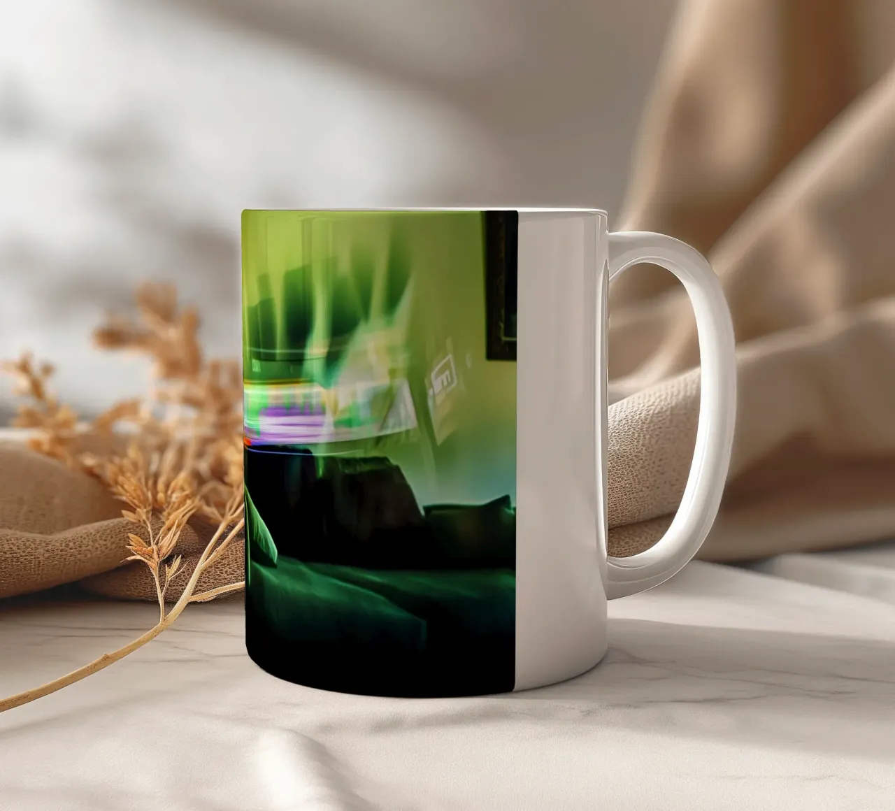 Riflessi astratti in un'atmosfera dorata tazza in ceramica da Le Flou
