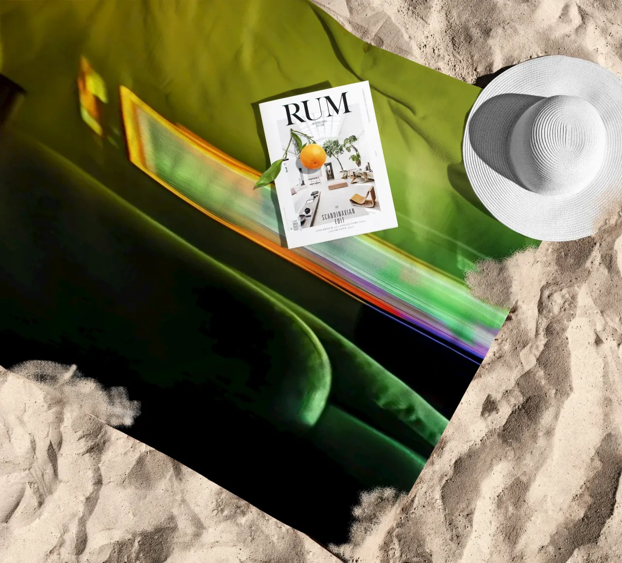 Riflessi astratti in un'atmosfera dorata telo mare da Le Flou