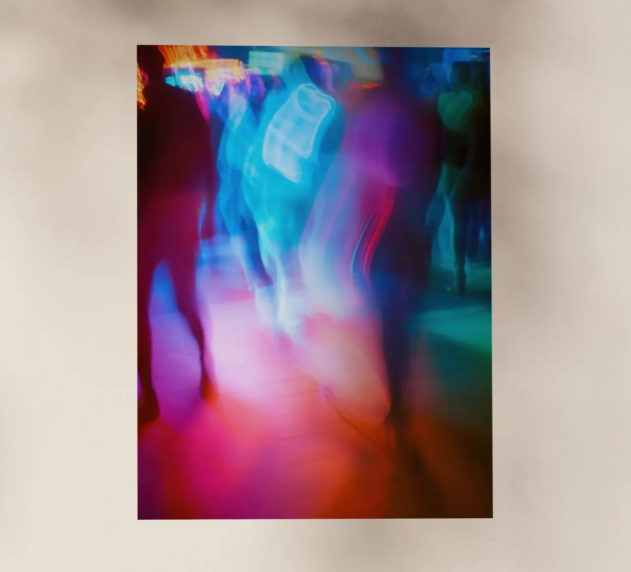 Electric New York: una danza di luci e movimento pellicola backlit da Le Flou
