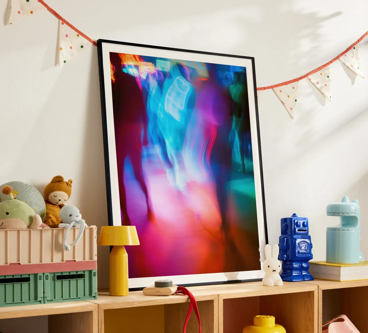 Electric New York: una danza di luci e movimento poster con telaio in legno da Le Flou