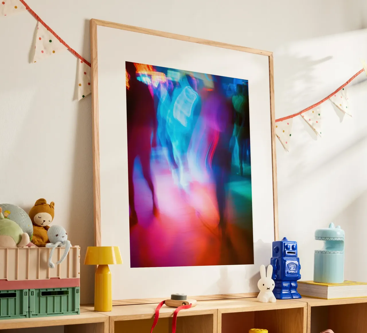 Electric New York: una danza di luci e movimento poster con telaio in legno da Le Flou