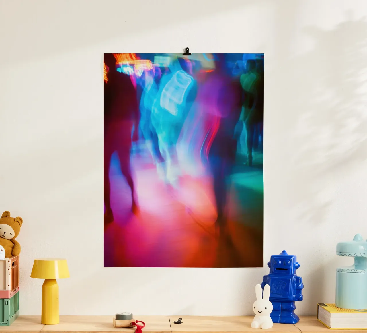 Electric New York: una danza di luci e movimento poster con telaio in legno da Le Flou