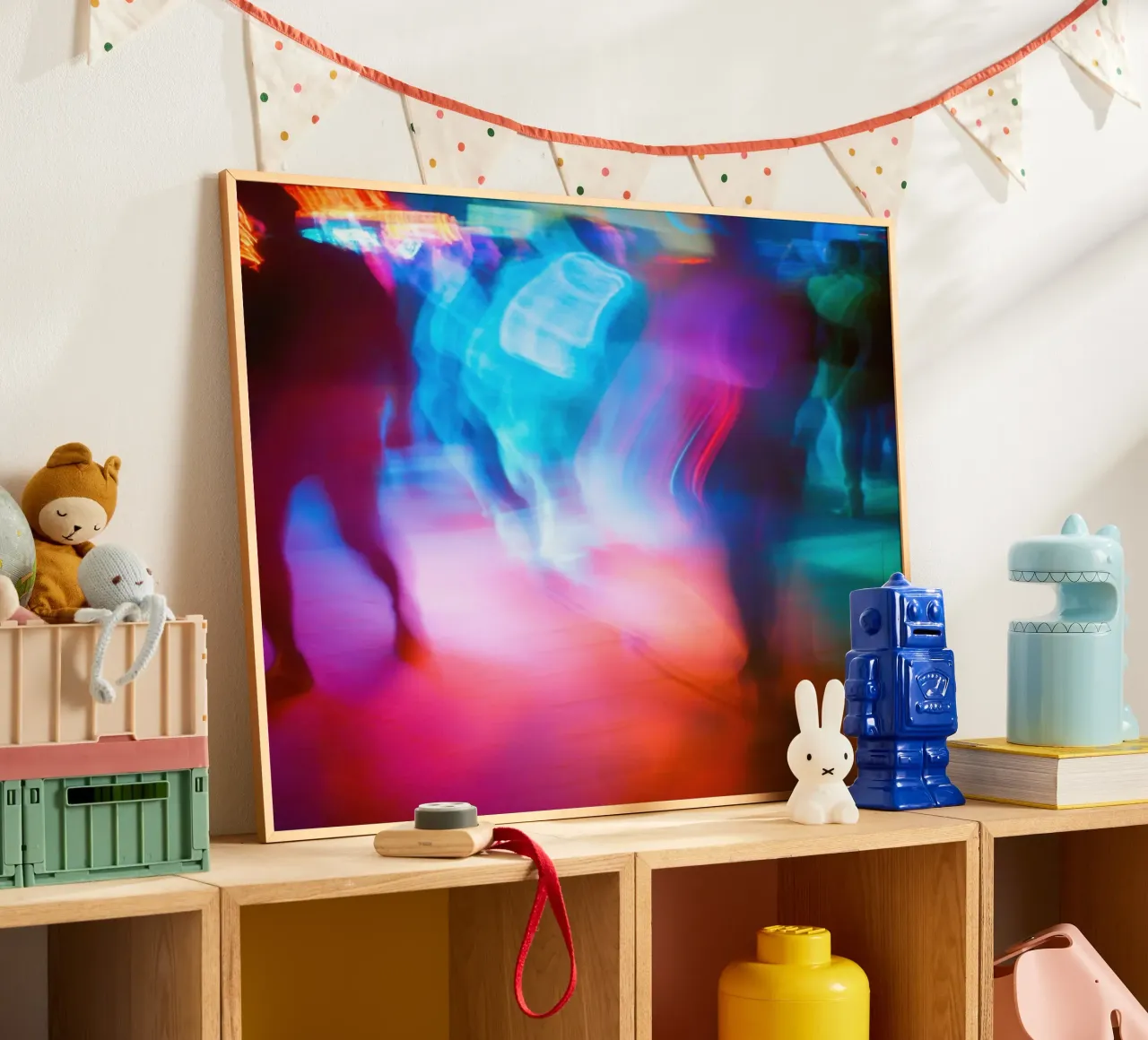 Electric New York: una danza di luci e movimento poster con telaio in legno da Le Flou
