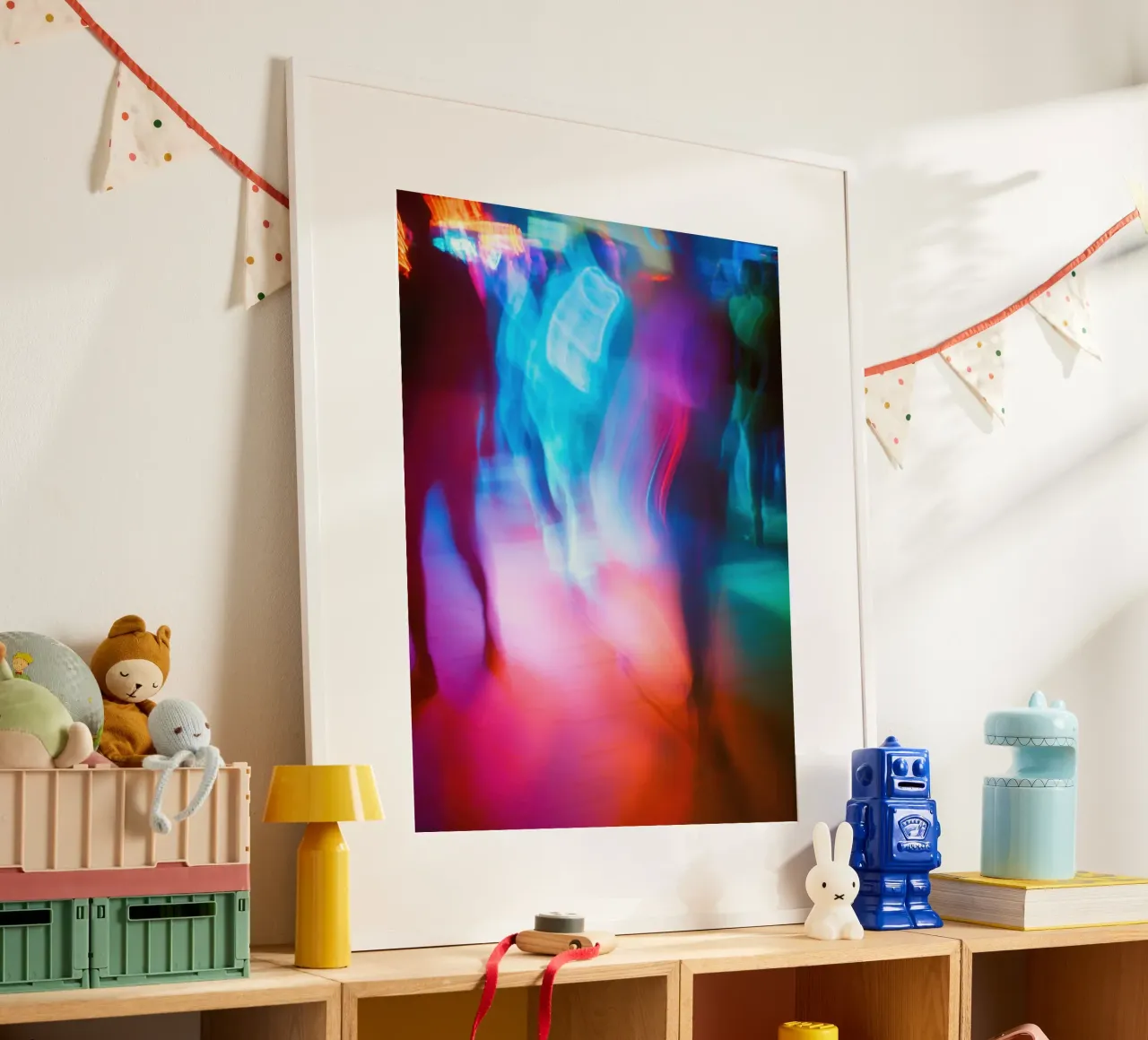 Electric New York: una danza di luci e movimento poster con telaio in legno da Le Flou