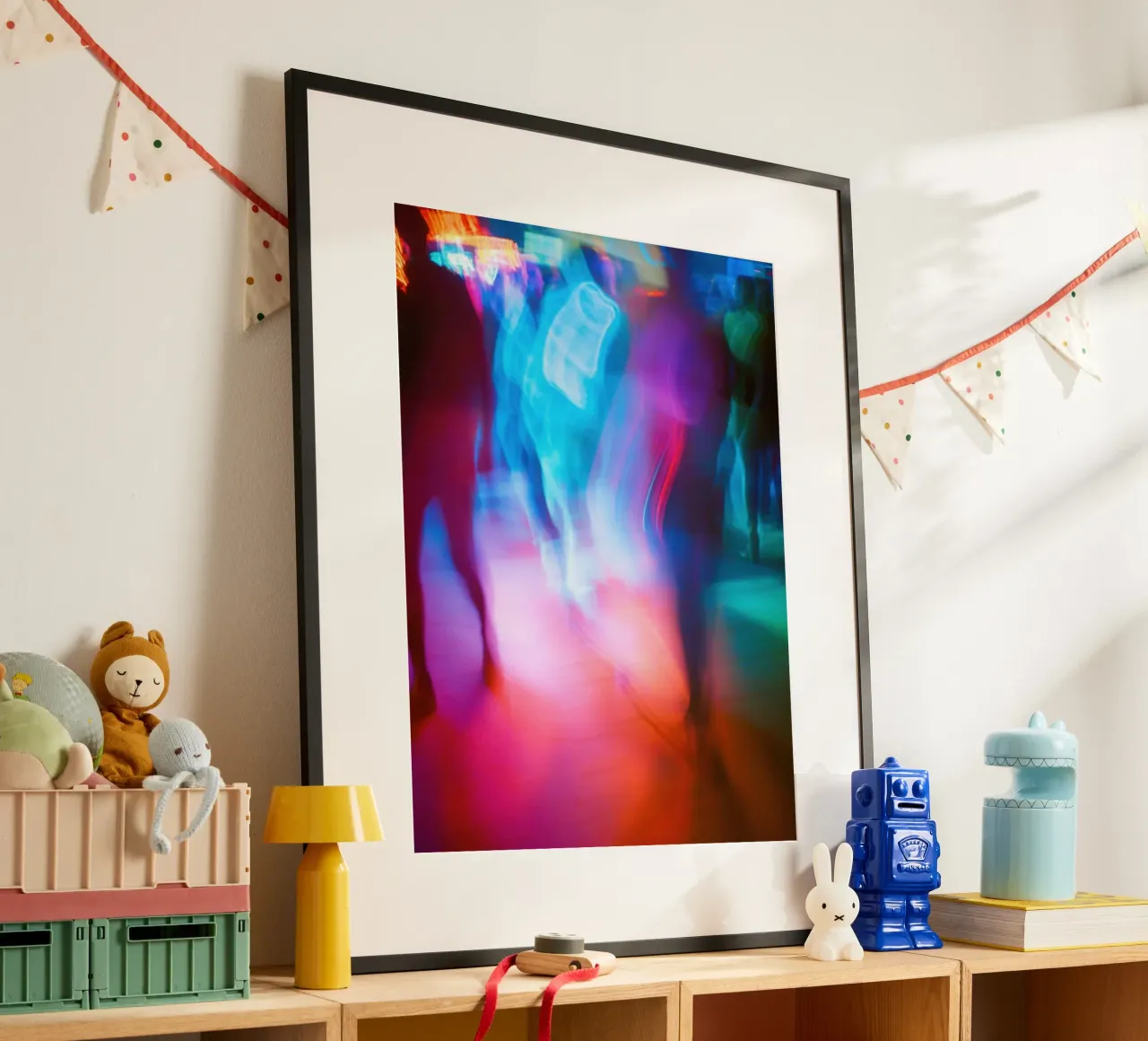 Electric New York: una danza di luci e movimento poster con telaio in legno da Le Flou