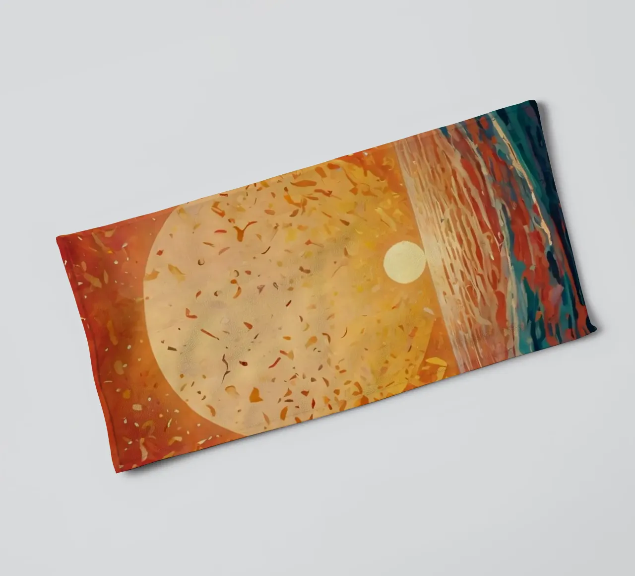 Un tramonto dipinge il cielo di colori sopra un oceano calmo asciugamano da bagno da DesignDoodle
