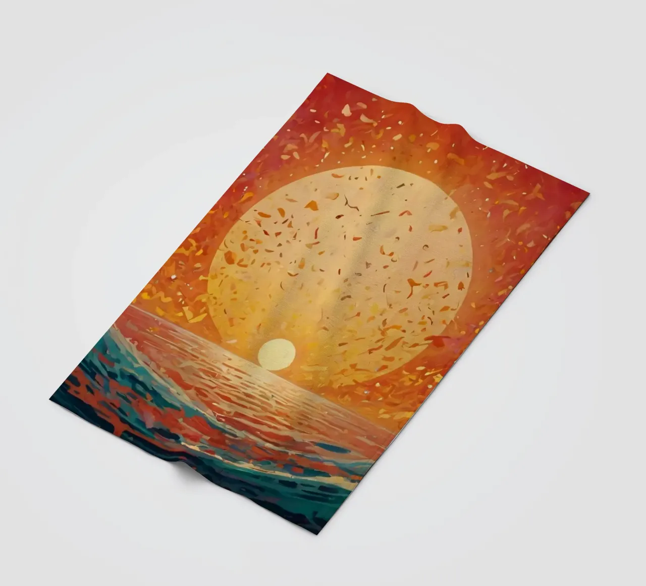 Un tramonto dipinge il cielo di colori sopra un oceano calmo coperta in pile da DesignDoodle